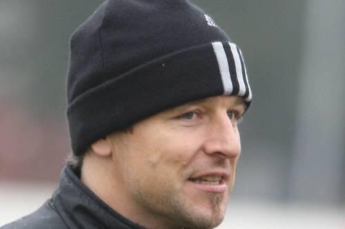 Alles sortiert und im Kopf gespeichert: Club-Trainer Michael Oenning hat seine erste Formation gefunden.