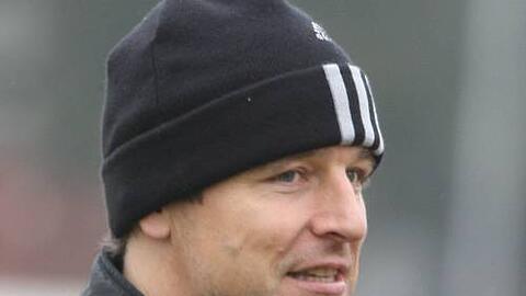 Alles sortiert und im Kopf gespeichert: Club-Trainer Michael Oenning hat seine erste Formation gefunden.