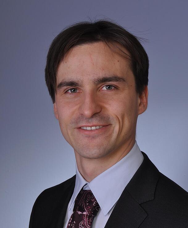 Benedikt Saba&szlig;, LMU-Professor f&uuml;r Biophysik, forscht an einem klimafreundlichen Futtermittel f&uuml;r K&uuml;he.