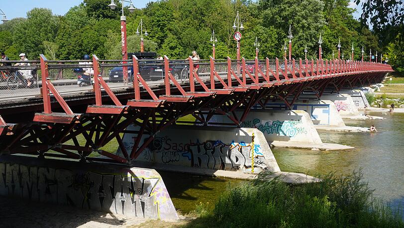 Die rote "Tierparkbr&uuml;cke" &uuml;ber die Isar wird saniert. Anwohner bef&uuml;rchten ein Stau-Chaos.