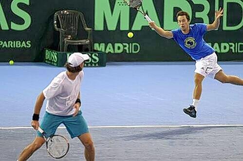 In Touloun wird Christopher Kas, hier im Training, mit Philipp Kohlschreiber (r.) das deutsche Davis-Cup-Doppel bilden.