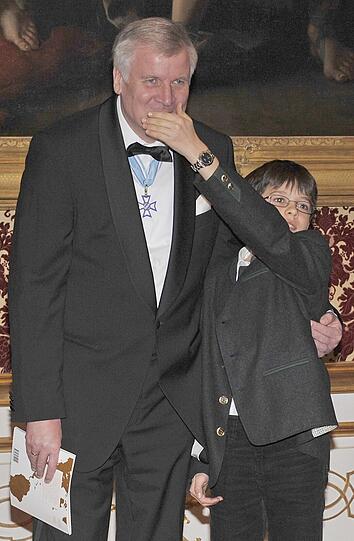 Der kleine Felix Finkbeiner (12), Gründer der Initiative "Stop Talking Start Planting", hält am Freitag (08.01.2010) während des traditionellen Neujahrsempfangs des bayerischen Ministerpräsidenten in der Residenz in München (Oberbayern) dem bayerischen Ministerpräsidenten Horst Seehofer die Hand vor den Mund.