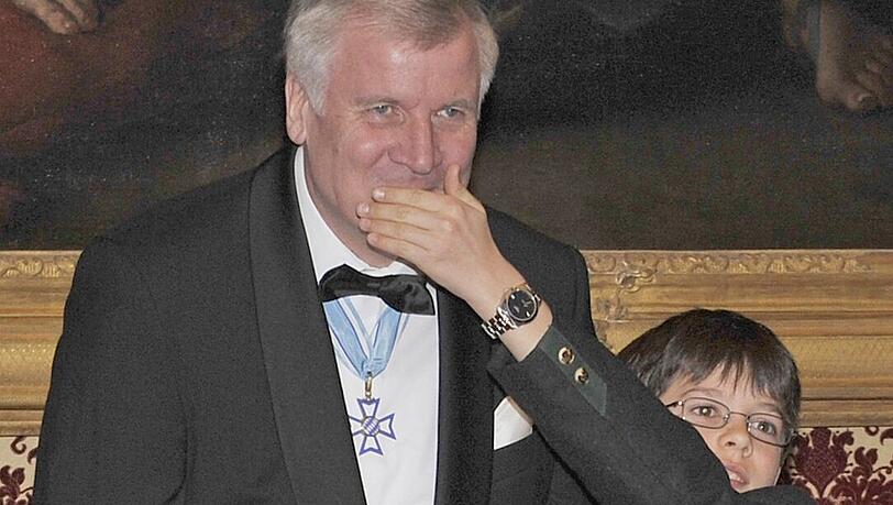 Der kleine Felix Finkbeiner (12), Gründer der Initiative "Stop Talking Start Planting", hält am Freitag (08.01.2010) während des traditionellen Neujahrsempfangs des bayerischen Ministerpräsidenten in der Residenz in München (Oberbayern) dem bayerischen Ministerpräsidenten Horst Seehofer die Hand vor den Mund. Der kleine Felix Finkbeiner (12), Gründer der Initiative "Stop Talking Start Planting", hält am Freitag (08.01.2010) während des traditionellen Neujahrsempfangs des bayerischen Ministerpräsidenten in der Residenz in München (Oberbayern) dem bayerischen Ministerpräsidenten Horst Seehofer die Hand vor den Mund.