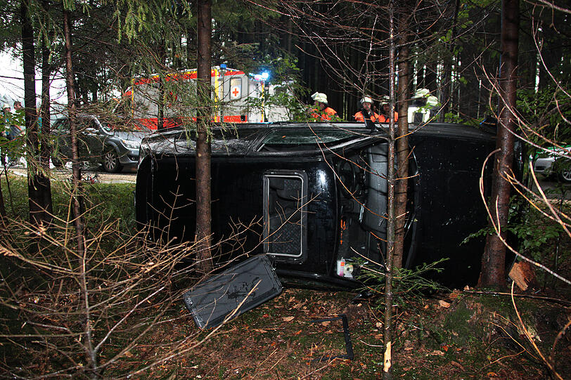 Ein Fahranfänger landet bei Matzing hochkant in Waldstück