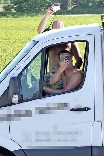Unfassbar: Diese beiden Männer halten nicht nur kurz an, sondern steigen fast noch aufs Autodach!