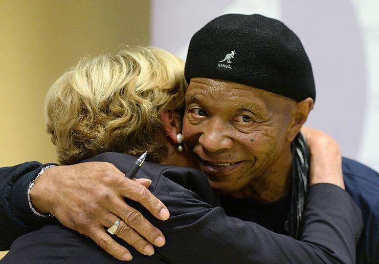 Genevieve Garrigos von amnnesty international umarmt Robert Hillary King, ein ehemaliges Mitglied der Black Panther. Er verbrachte 32 Jahre in Haft im US-Gefängnis von Angola (Louisana), davon 29 Jahre in Einzelhaft. Das ist Folter, sagt die Menschenrechtsorganisation.