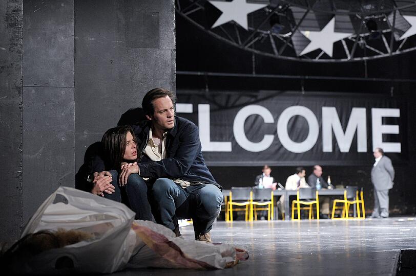 Auf der Flucht nach Europa: Meike Droste (Medea) und Johannes Zirner (Jason) in &bdquo;Das goldene Vlies&ldquo;.