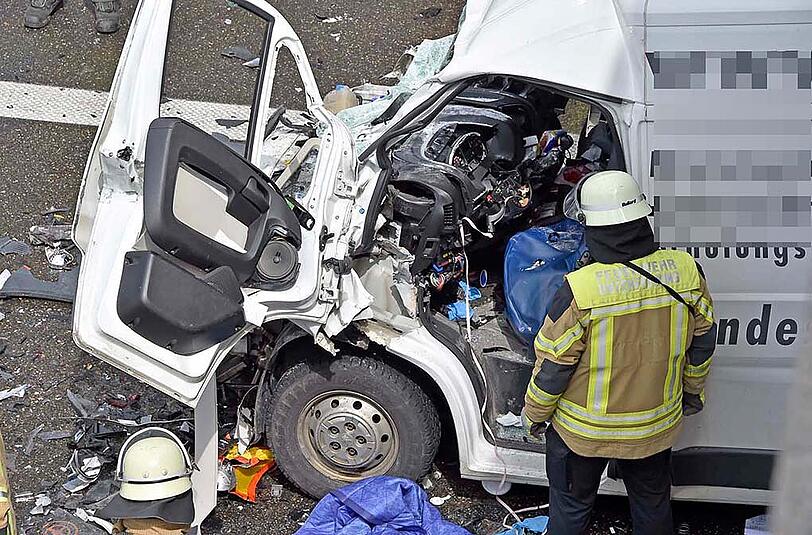 Schwerer Auffahrunfall auf der A99 bei Unterföhring. Der Unfallverursacher musste von der Feuerwehr aus seinem Fahrzeug geborgen werden.