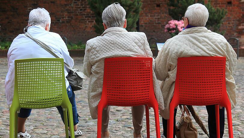Laut aktuellen Daten beziehen Ruheständler so lange Rente wie noch nie zuvor. Foto: Jens Wolf Laut aktuellen Daten beziehen Ruheständler so lange Rente wie noch nie zuvor. Foto: Jens Wolf