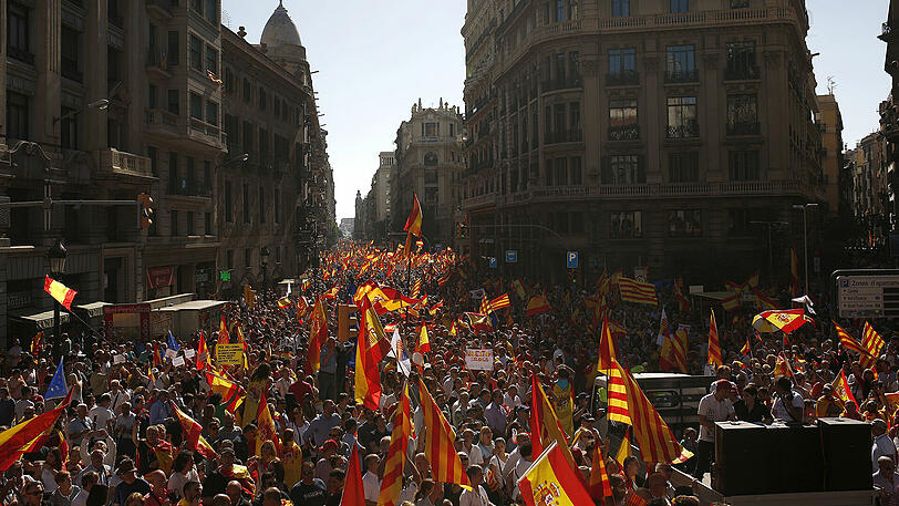 Menschen demonstrieren in Barcelona für die spanische Einheit.