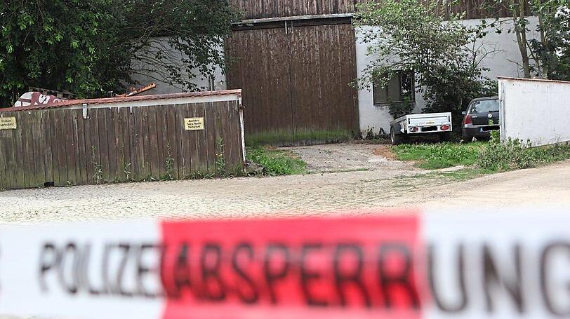 Die Polizei sperrt am Montag in der Nähe der Bachstraße den Fundort weiträumig ab.