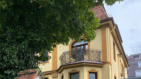 Pracht hinterm Bauzaun: Die Villa ist kein Einzeldenkmal, sie steht aber unter Ensembleschutz.