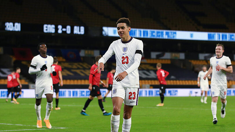 Vor seinem Verbandswechsel zum DFB spielte Jamal Musiala für die Nachwuchsmannschaften von England, wo er in der U21 auch mit Co-Trainer Aaron Danks zusammenarbeitete. Vor seinem Verbandswechsel zum DFB spielte Jamal Musiala für die Nachwuchsmannschaften von England, wo er in der U21 auch mit Co-Trainer Aaron Danks zusammenarbeitete.