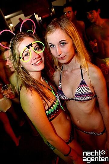 Heiße Poolparty am Samstag (22.10.2011) in der Erdinger Therme: Bei der Slide & Night Party - Neon Night machten sich die Feierwilligen ordentlich nass. Noch mehr Bilder gibt es unter www.nachtagenten.de.