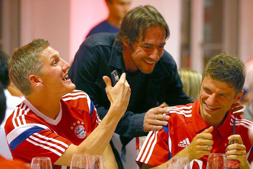 Die Bayern feiern: Nach dem Sieg gegen Borussia Dortmund im DFB-Pokalfinale lässt der FC Bayern in Berlin die Korken knallen. Hier die Feierbilder aus der Telekom-Zentrale.