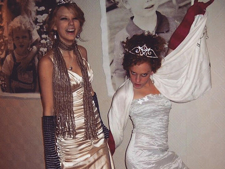 Taylor Swift und ihre Freundin scheinen echten Spaß mit ihren Outfits zu haben