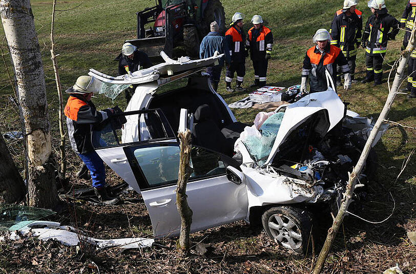 Bilder vom Unfall in Wald bei Altötting. Eine junge Fahranfängerin ist von der Fahrbahn abgekommen und gegen einen Baum geprallt.