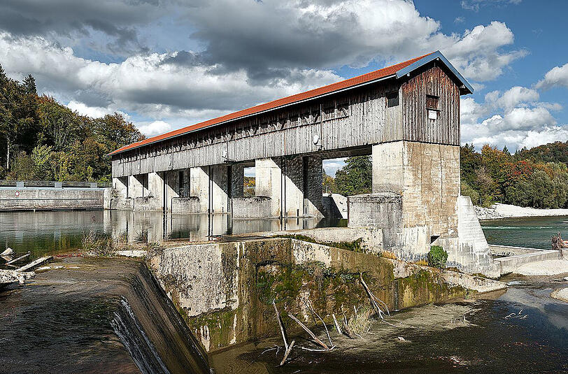 Das Isarstauwehr in Baierbrunn. Beim Kraftwerk wurde der Tote geborgen.