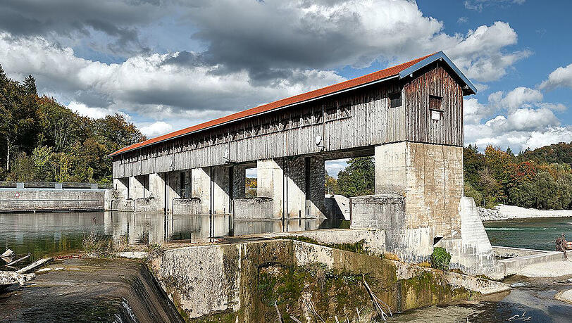 Das Isarstauwehr in Baierbrunn. Beim Kraftwerk wurde der Tote geborgen. Das Isarstauwehr in Baierbrunn. Beim Kraftwerk wurde der Tote geborgen.