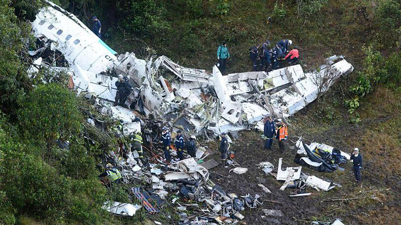 Das Flugzeug mit dem brasilianischen Fußballteam Chapecoense an Bord ist abgestürzt, weil ihm der Sprit ausgegangen ist.