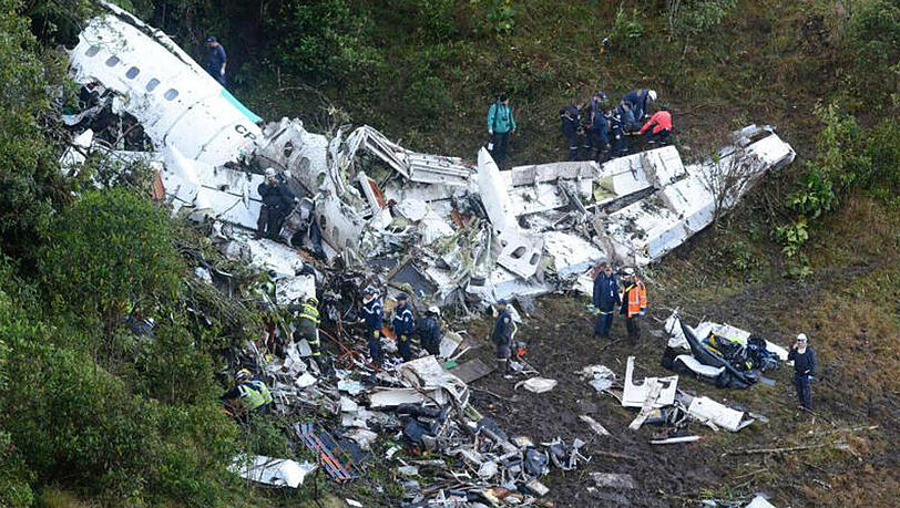Das Flugzeug mit dem brasilianischen Fußballteam Chapecoense an Bord ist abgestürzt, weil ihm der Sprit ausgegangen ist. Das Flugzeug mit dem brasilianischen Fußballteam Chapecoense an Bord ist abgestürzt, weil ihm der Sprit ausgegangen ist.