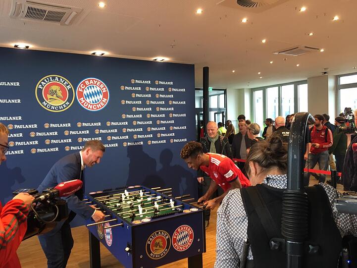 Auge in Auge mit den Bayern-Stars: Sechs glückliche Fans durften sich am Mittwoch im Kicker-Duell mit Sandro Wagner, Kingsley Coman und Javi Martinez beweisen.