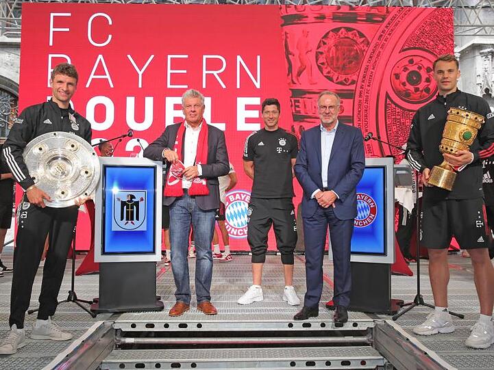 Am Sonntagnachmittag lachten die Dauergewinner des FC Bayern nach einer kurzen Nacht im Münchner Rathaus.