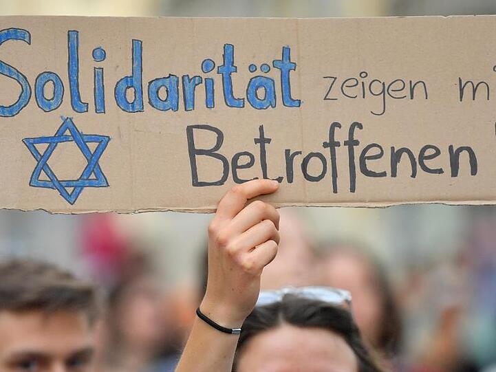 "Solidarität zeigen mit Betroffenen!" - Plakat einer Demonstrantin in Halle.