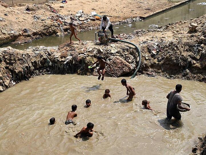 Sprung ins Wasser: Starke Hitzewellen ziehen durch Nord- und Westindien, wobei die maximale Temperatur in einigen Gebieten auf 48 Grad Celsius ansteigen soll.