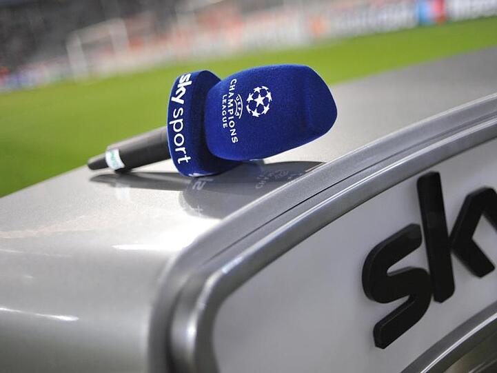 In einem Stadion auf einem Moderatoren-Pult des Pay-TV-Senders Sky liegt ein Mikrofon. Foto: Andreas Gebert/Archivbild