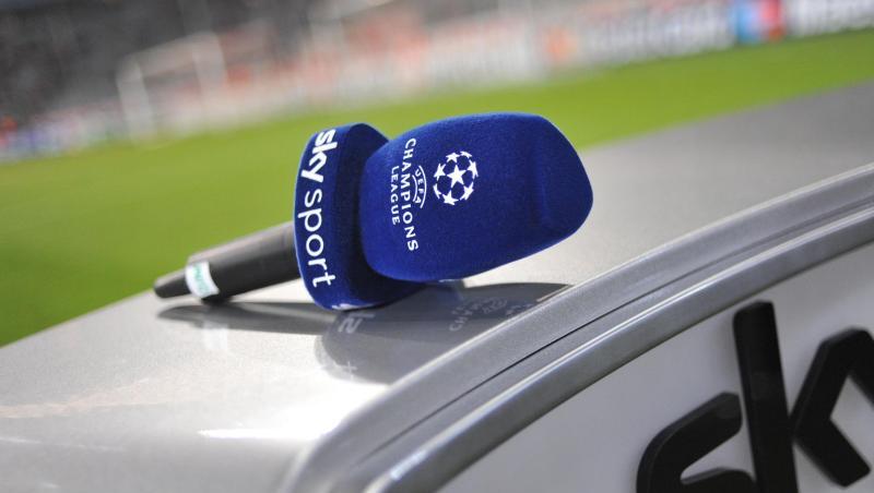 In einem Stadion auf einem Moderatoren-Pult des Pay-TV-Senders Sky liegt ein Mikrofon. Foto: Andreas Gebert/Archivbild In einem Stadion auf einem Moderatoren-Pult des Pay-TV-Senders Sky liegt ein Mikrofon. Foto: Andreas Gebert/Archivbild