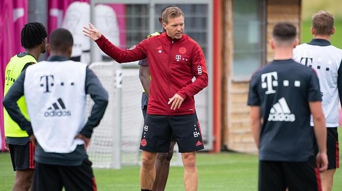 Bayern-Coach Julian Nagelsmann (M) beim Trainingsauftakt der Münchener.