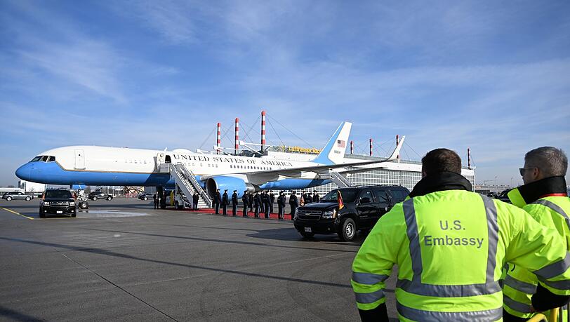 Reichlich Trubel am Münchner Flughafen bei der Ankunft von US-Vizepräsidentin Kamala Harris. Reichlich Trubel am Münchner Flughafen bei der Ankunft von US-Vizepräsidentin Kamala Harris.