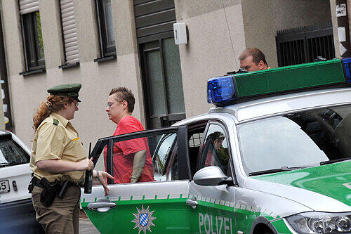 Im Streifenwagen brachte die Polizei Marion G. gestern früh zurück. Die Beamten hatten am Abend vorher die Wohnung versiegelt.
