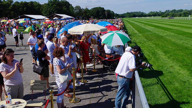 Die ganze Atmosphäre ist ein bisserl wie in Ascot, nur sehr viel entspannter. Die ganze Atmosphäre ist ein bisserl wie in Ascot, nur sehr viel entspannter.