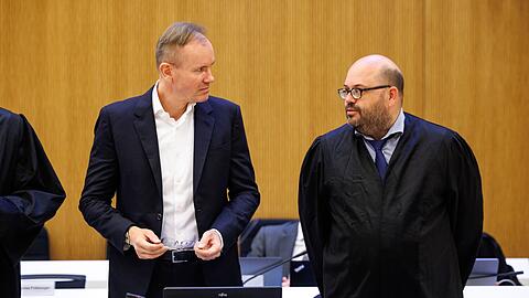 Der frühere Wirecard-Vorstandschef Markus Braun im Gerichtssal neben seinem Rechtsanwalt Nico Werning.