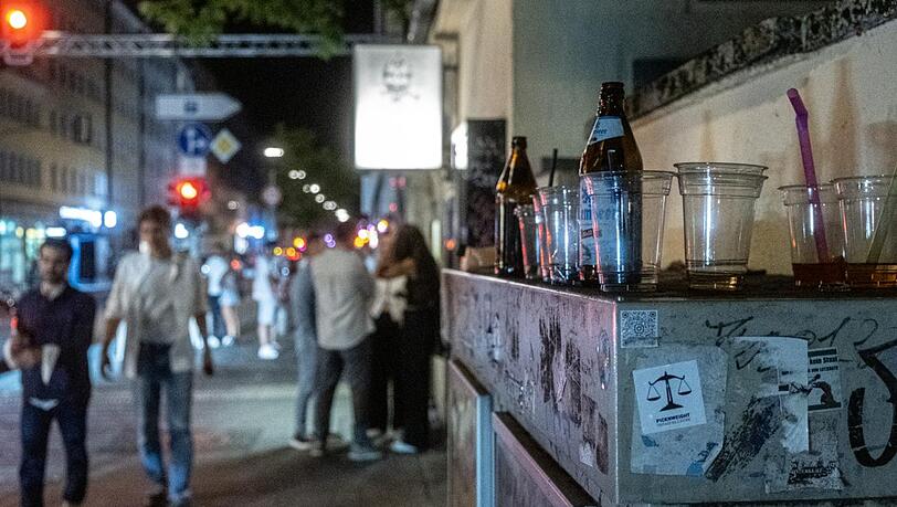 Die unschöne Seite des fröhlichen Feierns im Univiertel: Plastikbecher und Bierflaschen, die einfach an der Straße stehen gelassen werden – und leider oft auch lautes Gegröle, das Nachbarn um den Schlaf bringt.