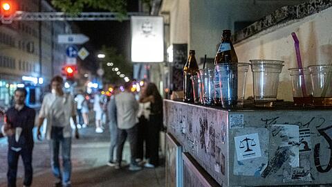 Die unschöne Seite des fröhlichen Feierns im Univiertel: Plastikbecher und Bierflaschen, die einfach an der Straße stehen gelassen werden – und leider oft auch lautes Gegröle, das Nachbarn um den Schlaf bringt.