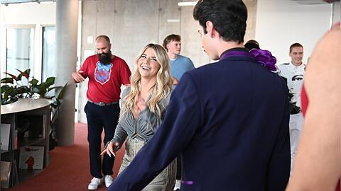 Schlagerstar Beatrice Egli zu Besuch bei den M&auml;nnermodels von "GNTM". F&uuml;r ihr neues Musikvideo sucht sie ein Model mit Schauspieltalent.