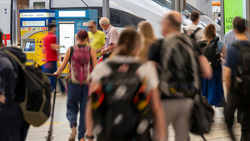 Passagiere gehen am Morgen, nach dem bundesweiten Ausfall bei der Deutschen Bahn, über den Hauptbahnhof München zu ihren Zügen. Es ist noch mit Verspätungen und Zugausfällen zu rechnen. Passagiere gehen am Morgen, nach dem bundesweiten Ausfall bei der Deutschen Bahn, über den Hauptbahnhof München zu ihren Zügen. Es ist noch mit Verspätungen und Zugausfällen zu rechnen.