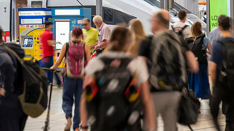 Passagiere gehen am Morgen, nach dem bundesweiten Ausfall bei der Deutschen Bahn, &uuml;ber den Hauptbahnhof M&uuml;nchen zu ihren Z&uuml;gen. Es ist noch mit Versp&auml;tungen und Zugausf&auml;llen zu rechnen.