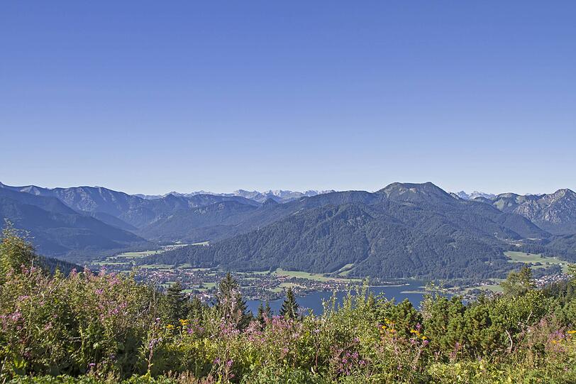 Blick von der Neureuth auf den Tegernsee.