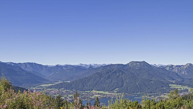 Blick von der Neureuth auf den Tegernsee. Blick von der Neureuth auf den Tegernsee.