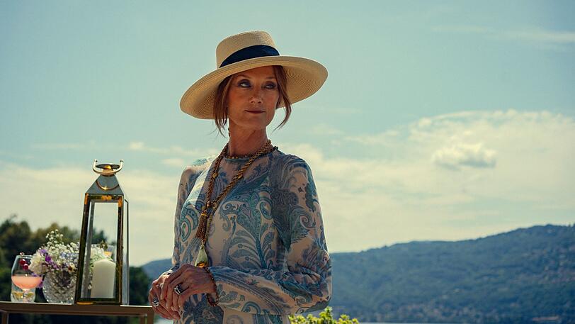 In Staffel eins wurde ziemlich deutlich suggeriert, dass Eddies und Freddys Mutter, Lady Sabrina Halstead (Joely Richardson), eine amouröse Vergangenheit mit Geoff, Wildhüter und rechte Hand der Familie, verbindet, die nicht ohne Folgen blieb. In Staffel eins wurde ziemlich deutlich suggeriert, dass Eddies und Freddys Mutter, Lady Sabrina Halstead (Joely Richardson), eine amouröse Vergangenheit mit Geoff, Wildhüter und rechte Hand der Familie, verbindet, die nicht ohne Folgen blieb.