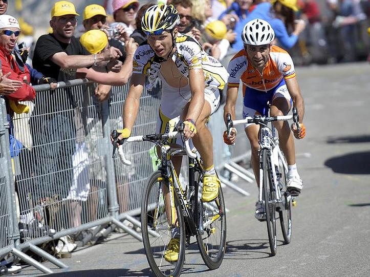 Tony Martin (l) wird kurz vor dem Ziel von Juan Manuel Garate gestellt.