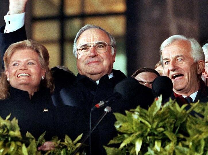 Einer der größten Momente: Hannelore Kohl, Bundeskanzler Helmut Kohl und Bundespräsident Richard von Weizsäcker bei der Vereinigungsfeier am 3. Oktober 1990