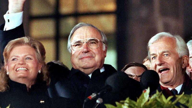 Einer der größten Momente: Hannelore Kohl, Bundeskanzler Helmut Kohl und Bundespräsident Richard von Weizsäcker bei der Vereinigungsfeier am 3. Oktober 1990 Einer der größten Momente: Hannelore Kohl, Bundeskanzler Helmut Kohl und Bundespräsident Richard von Weizsäcker bei der Vereinigungsfeier am 3. Oktober 1990