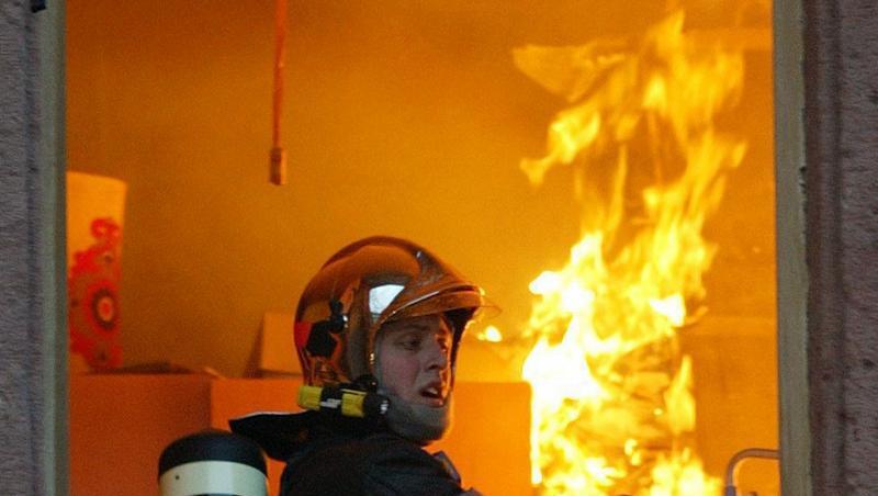 Ein Feuerwehrmann am Fenster eines brennenden Hauses (Symbolbild) Ein Feuerwehrmann am Fenster eines brennenden Hauses (Symbolbild)