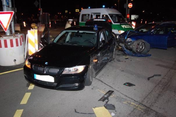 Der Fahrer des Skoda hatte das Zivilfahrzeug zu spät bemerkt, da kam es auf der Kreuzung des Luise-Kiesselbach-Platzes zum Unfall.
