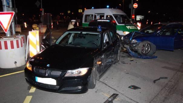 Der Fahrer des Skoda hatte das Zivilfahrzeug zu spät bemerkt, da kam es auf der Kreuzung des Luise-Kiesselbach-Platzes zum Unfall. Der Fahrer des Skoda hatte das Zivilfahrzeug zu spät bemerkt, da kam es auf der Kreuzung des Luise-Kiesselbach-Platzes zum Unfall.